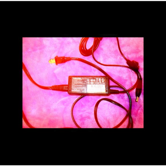 New AC/DC Toshiba Laptop Adapter Model PA3822U--1ACA